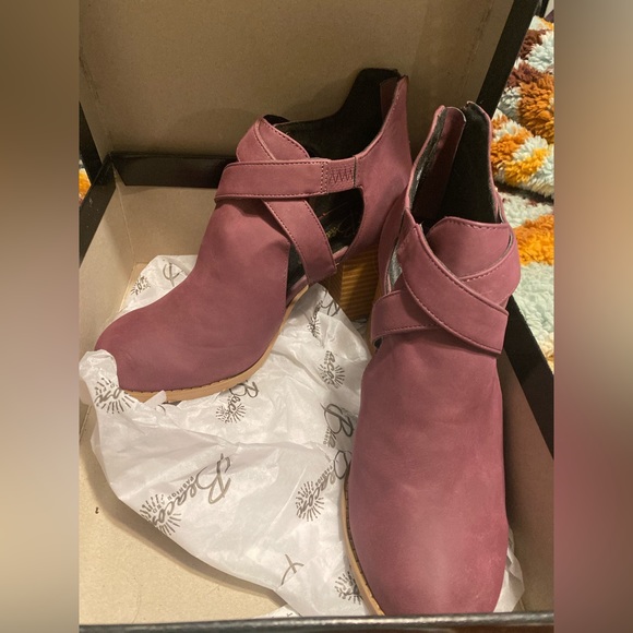 Burgundy fashion booties - Picture 1 of 5
